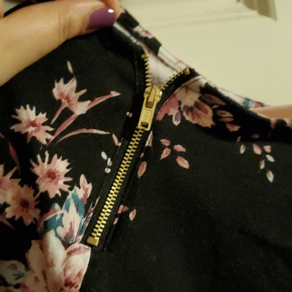 🌺2/$25🌺 Black Floral Crop Top Zipper Accents - Picture 4 of 7